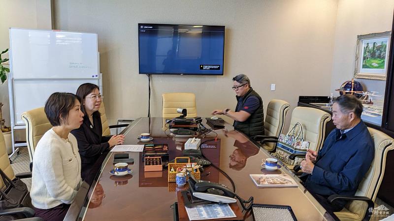 李姸慧（前左）參訪Seville Classics Inc.，聽取楊信（前右）介紹。