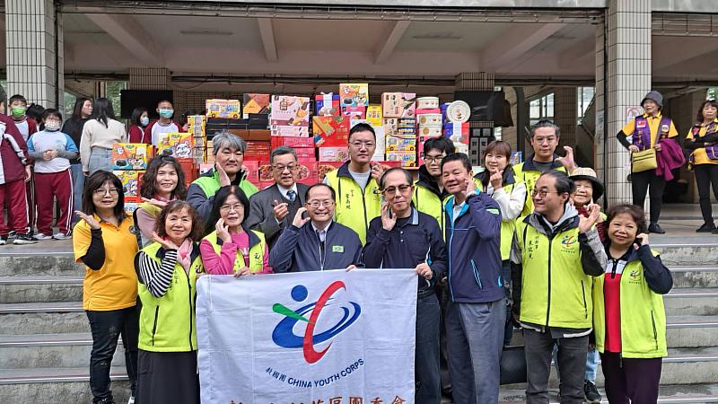 愛心義賣凝聚善念 新北市救國團區隊會攜手社福單位送暖校園迎新年