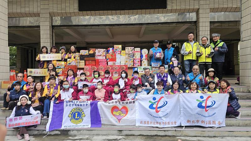 愛心義賣凝聚善念 新北市救國團區隊會攜手社福單位送暖校園迎新年