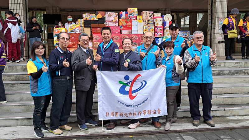 愛心義賣凝聚善念 新北市救國團區隊會攜手社福單位送暖校園迎新年