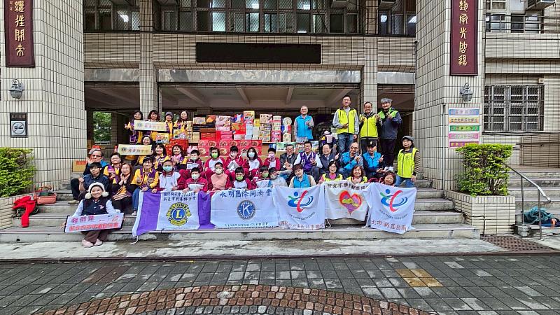 愛心義賣凝聚善念 新北市救國團區隊會攜手社福單位送暖校園迎新年