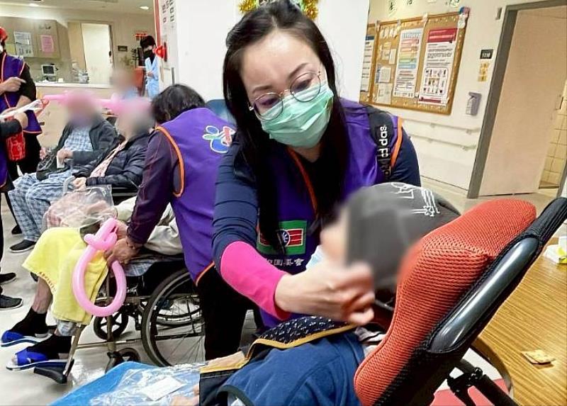 替長輩戴毛帽。