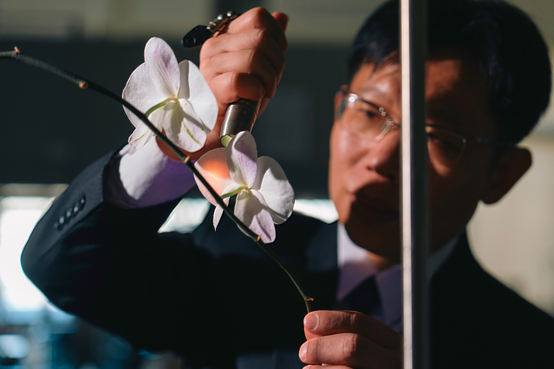 Dean Chen introduces sensing-enabled self-healing fabrics developed under “3S1A” framework, highlighting their potential applications in smart wearables, medical care, safety protection, and electronic skin technologies.