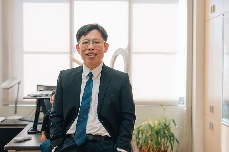 Dean Jiun-Tai Chen of the College of Science at NYCU presents self-healing functional fabrics that extend textile lifespan and offer a sustainable solution to fast fashion waste.