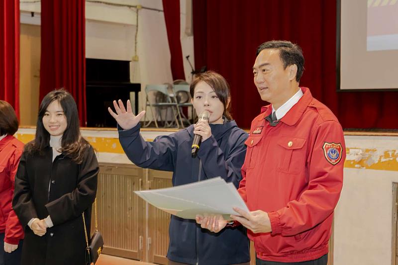 市長高虹安透過有獎徵答互動宣導,建立學童們的防災知識。