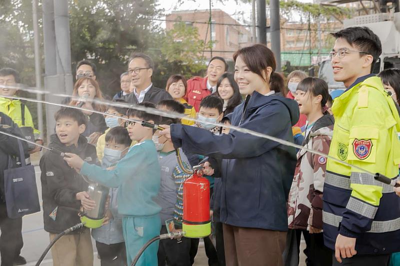 市長高虹安與學童一同體驗水滅火器操作。