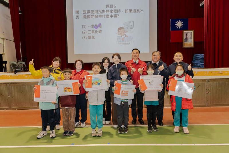 市長高虹安透過有獎徵答互動宣導,建立學童們的防災知識。