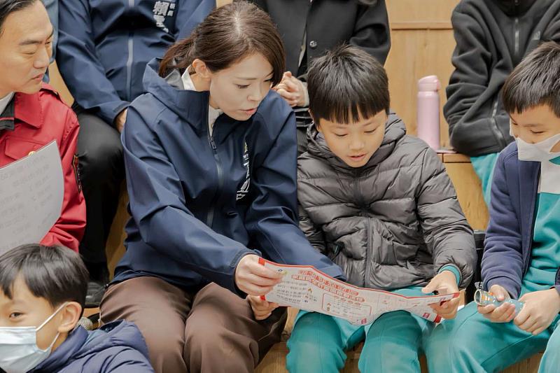 市長高虹安欣賞學童家庭逃生計畫繪製作品。