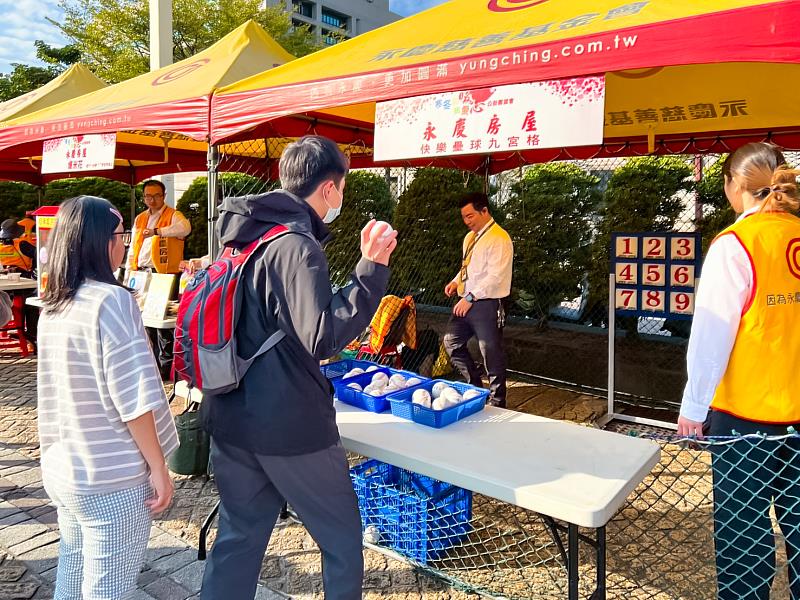 永慶房屋發揮「社區好鄰居」力量，熱情贊助30頂帳篷，也規劃投球遊戲，陪伴大小朋友同樂。