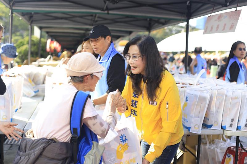秦慧珠議員發送愛心福袋，陪伴弱勢家庭安心迎新年。（圖由秦慧珠議員辦公室提供）
