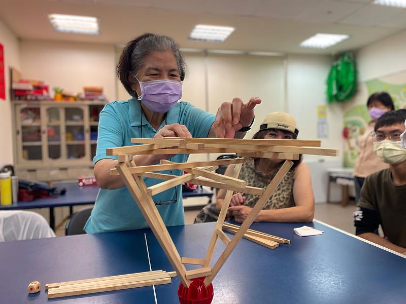世新社心系師生前進景美社區老人服務中心，為長者規劃健腦活動。（世新大學提供）