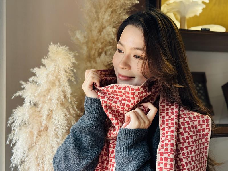 淡水古蹟博物館《滬尾公行》推出的限量款品牌圍巾，以淡古全新識別「THM」為設計主軸，運用橫編提花、雙面異色織法，觸感親膚、保暖度佳，適合冬日配戴。