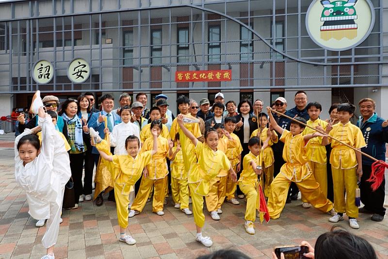 崙背國小同學帶來精彩的武術表演，同與會貴賓合照。