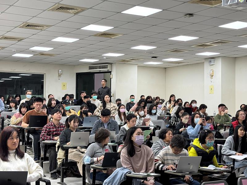 語言治療與特教專業人員齊聚亞大，專注投入研習課程。