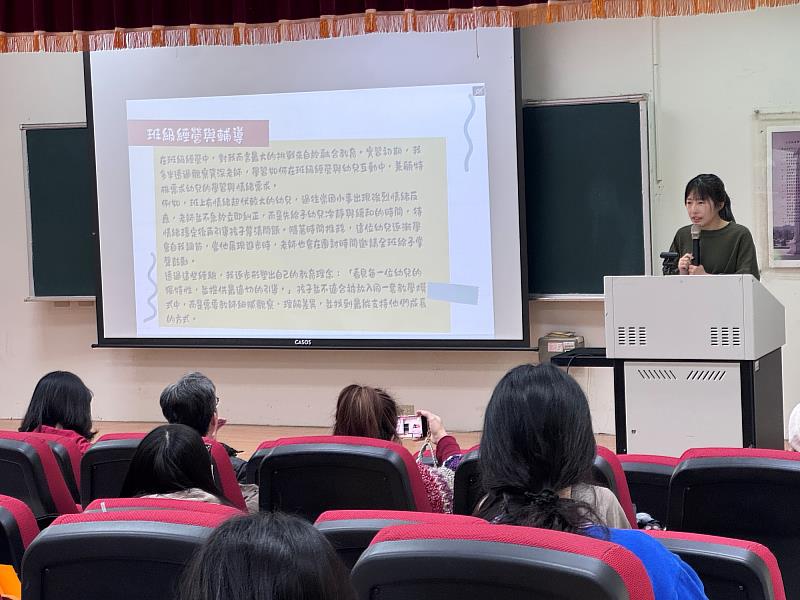 幼教系實習生專心聆聽實習成果分享。