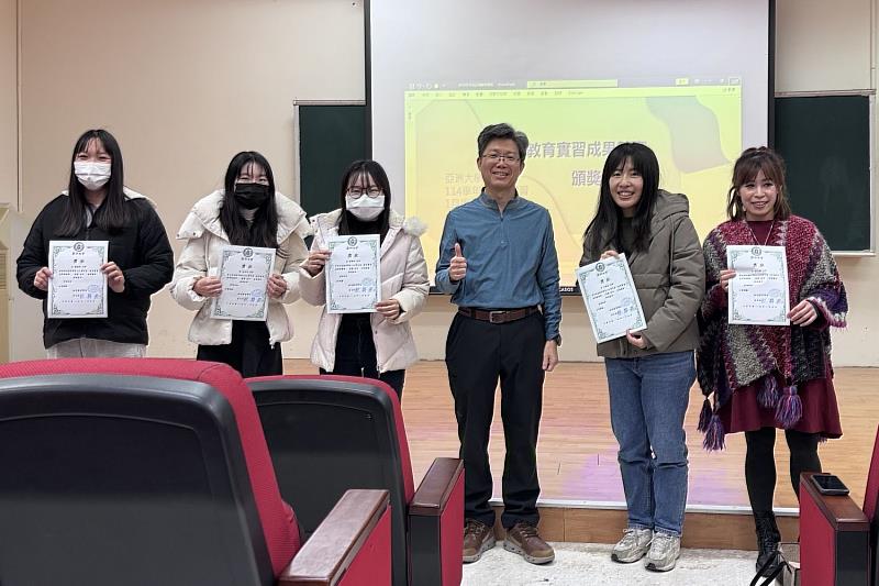 陳昇飛主任與獲獎同學合影。
