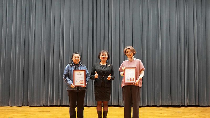 育達科技大學吳菊校長（中）頒發113學年度績優導師獎，獲獎教師多媒體與遊戲發展系黃月桂導師（右）及幼兒保育系郭彩虹導師（左）。