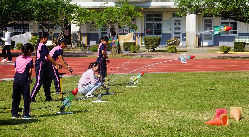 學生社會實踐專案－水火箭活動：師資生從規劃到現場帶領，陪伴學童進行水火箭實作，累積活動設計與現場執行力。