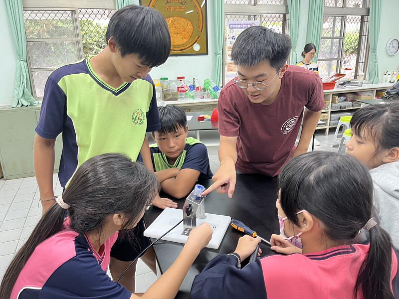 水火箭發射台組裝：師資生至林鳳國小自然課程帶領學童組裝水火箭發射台，培養動手做與科學探究能力。