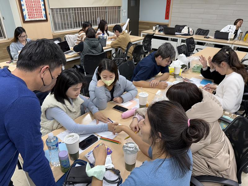 教學原理×繪本教學共備：師資生分組研擬教案，聚焦圖像閱讀、分段提問與延伸活動設計，練習把方法「用得出來」。