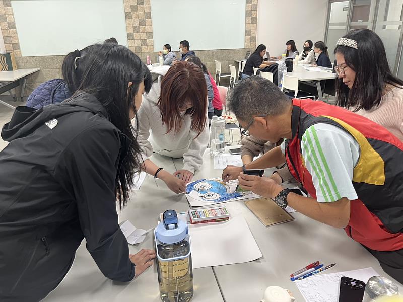 跨層級專業學習社群共學現場:林鳳國小教師到校與師資生共學共備,透過案例對話共同修正教學與班級引導方案。