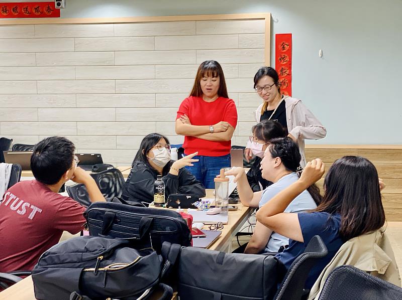 融合教育業師引導下，師資生分組討論班級支持與教學調整策略。