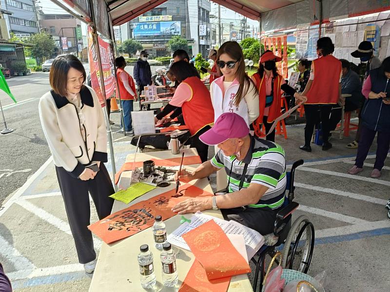 迎春納福賀新年！屏東縣救國團舉辦「2026新春揮毫贈春聯」活動