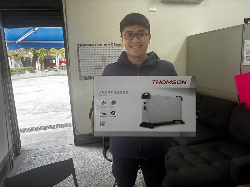 大同村村民開心拿到電暖爐。（圖由靈鷲山佛教教團提供）