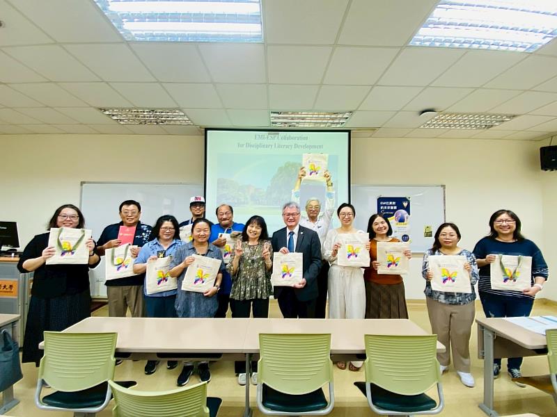 中山醫大校長黃建寧(前排右5)出席成大EMI PD中心主任鄒文莉(前排右6)的專題講座,並頒發頒發師培結業獎狀。