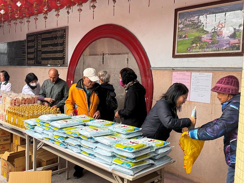 大批光復鄉民眾20日手持購物袋，有序地領取生活必需品。（圖由靈鷲山佛教教團提供）