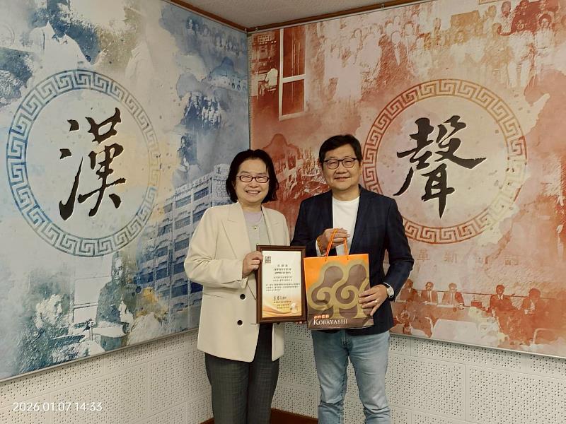 台灣尤努斯基金會董事長暨群景國際商務法律事務所所長蔡慧玲（左）與台灣邁肯行銷傳播集團董事長暨執行長張志浩（右）合影。