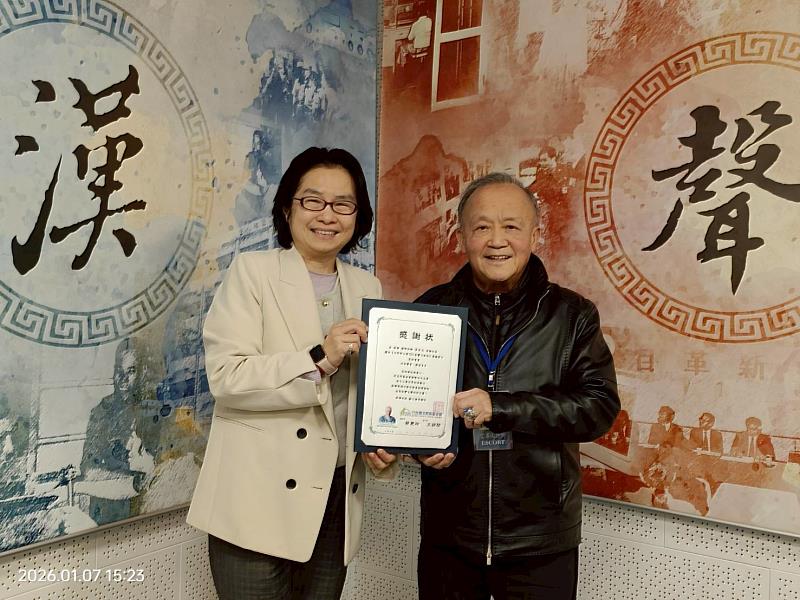 台灣尤努斯基金會董事長蔡慧玲（左）頒贈廣播專訪感謝狀予國際扶輪社前總社長黃其光Gary（右）。