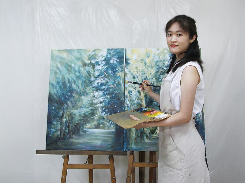 藝術家卜馨賢創作畫面以層層疊合的筆觸與色彩堆疊出朦朧景致，呈現她對感知與觀看狀態的長期關注，風景不再是再現對象，而是內在經驗的延伸。