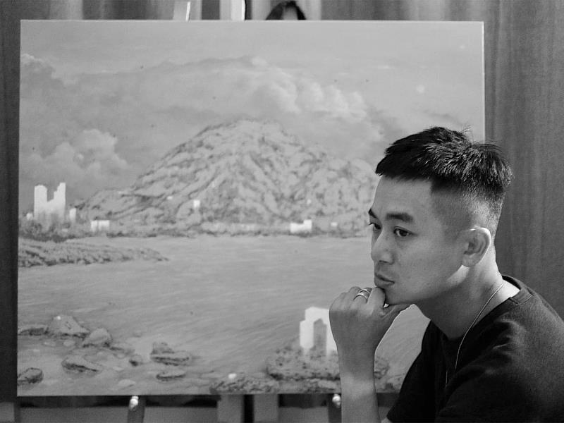 藝術家范子翔 於作品前，畫面結合自然地景與人造結構的想像，回應其長期以城市觀察為起點，思索存在、建構與安放之間關係的創作脈絡。