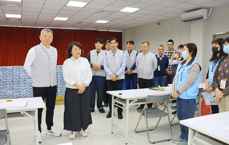 市長黃敏惠前往臺灣銀行嘉義分行點交現鈔,確保發放作業安全無虞。