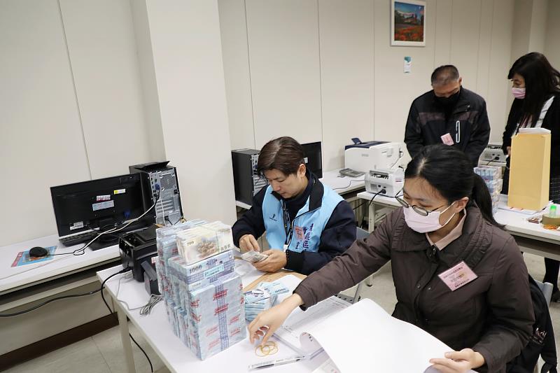 市長黃敏惠前往臺灣銀行嘉義分行點交現鈔，確保發放作業安全無虞。