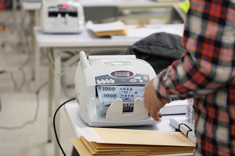 市長黃敏惠前往臺灣銀行嘉義分行點交現鈔，確保發放作業安全無虞。