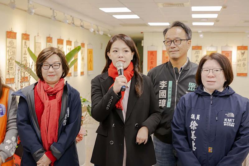 市長高虹安向市民拜早年。