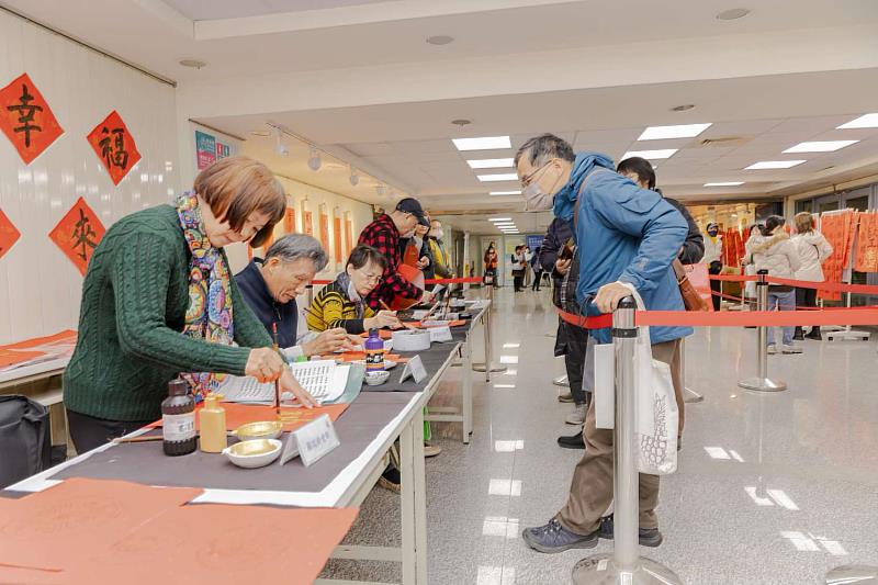 活動一早即吸引市民排隊參與。