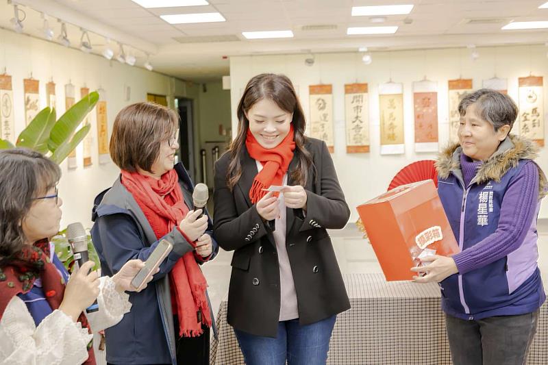 市長高虹安抽出20位幸運民眾，贈送名家春聯掛軸。