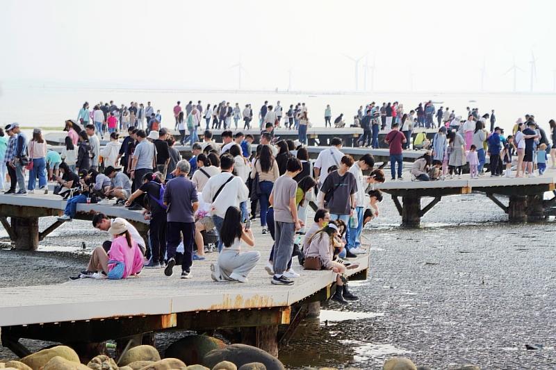 賞蟹步道提供民眾觀察潮間帶生物。
