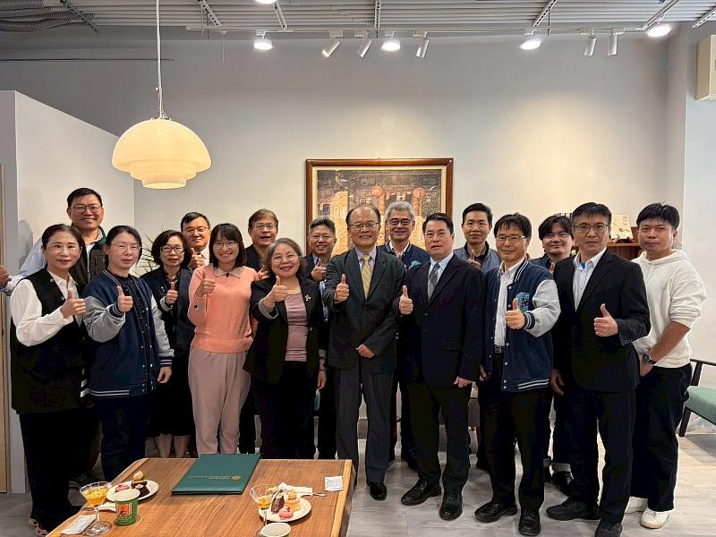 高雄科工館與中信科技大學在教育部終身教育司司長梁學政見證下簽署合作備忘錄，雙方團隊合影留念，為大南方科學教育開啟嶄新篇章。（圖/中信科大提供）