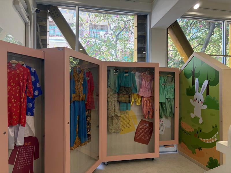 「憶兒時」5國兒童傳統服飾。（圖/中信科大提供）