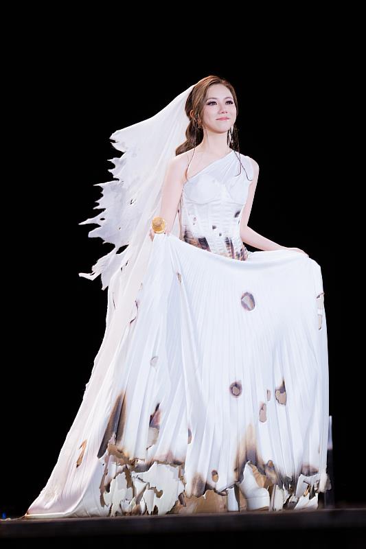 永豐金控｜銀行冠名贊助《G.E.M.鄧紫棋I AM GLORIA世界巡迴演唱會2.0—台北站》，永豐信用卡友享優先購票權。