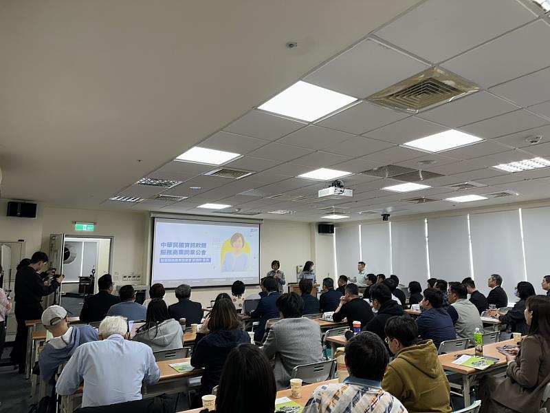 智慧製造應用促進會歐俋伶會長向在場嘉賓解析AI製造趨勢,強調跨域共創是降低企業數位轉型門檻的重要策略。