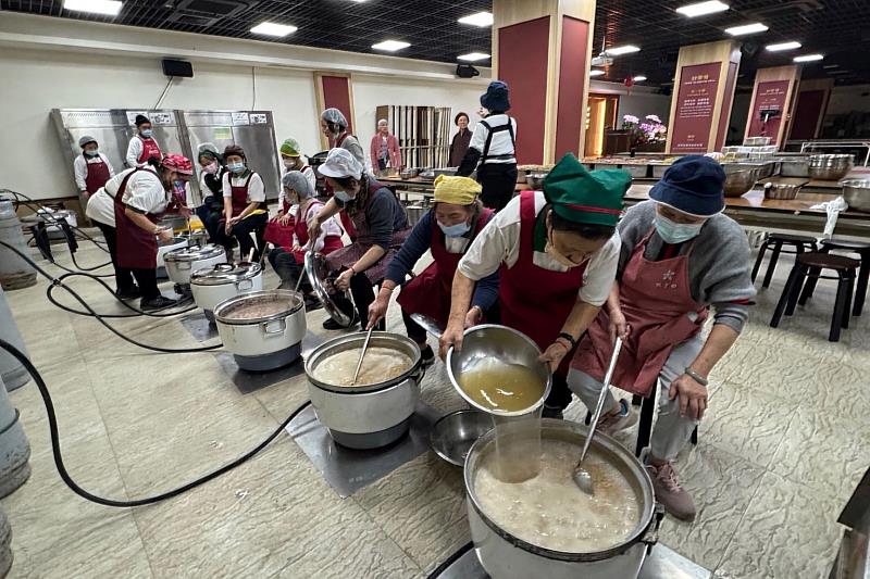 基隆講堂志工心中誦持〈大悲咒〉，齊心烹煮臘八粥。（圖由靈鷲山佛教教團提供）