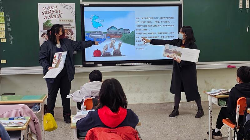 圖2:大姊姊講述聯美村的傳統地名與產業特色。