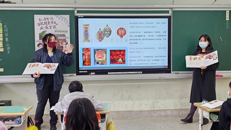 圖4:大姊姊講述過爐與紅壇是雲林縣特有的文化資產。