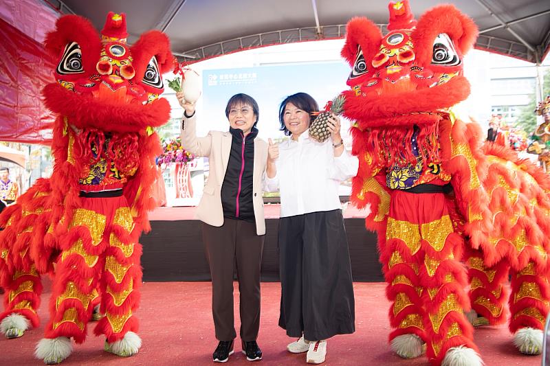 黃敏惠市長與劉世芳部長共同祈求動土大吉，工程順利。