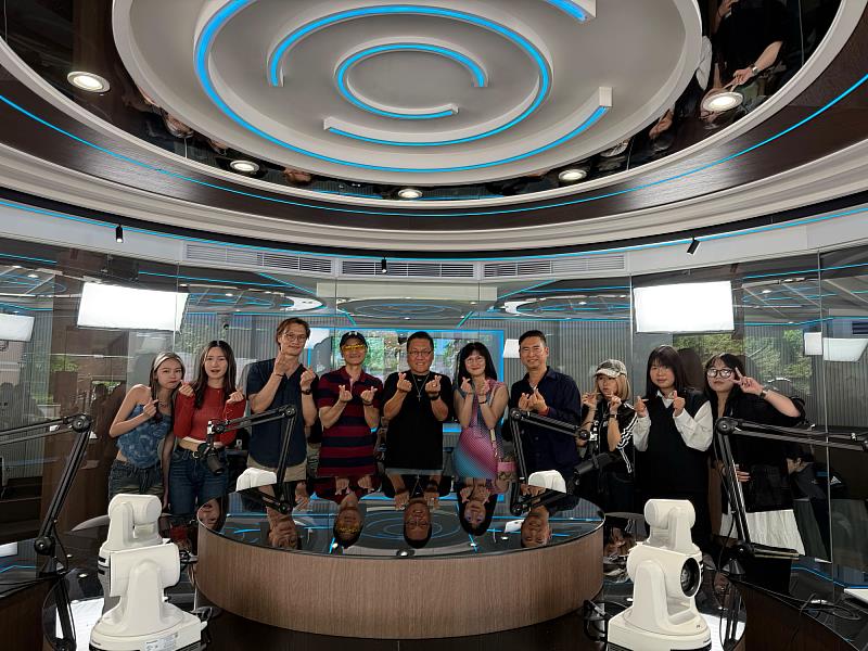 世新圓桌影音播客直播間融合了教學、實習與展演功能。（世新大學提供）